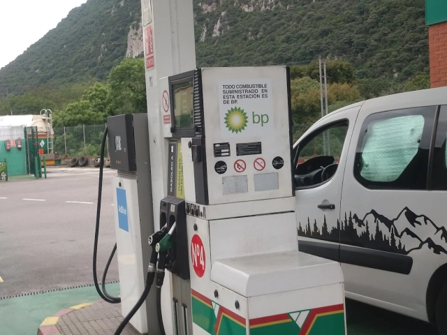 Gasóleos Valle de Trubia - furgoneta repostando gasolina